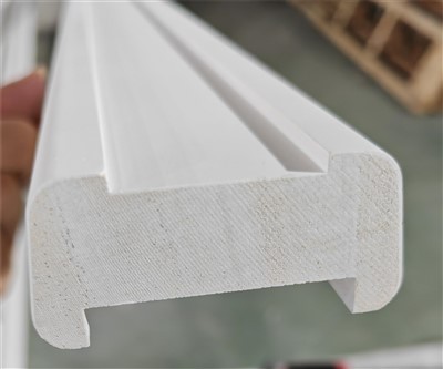 Trappskenor i vit grundmålad trä